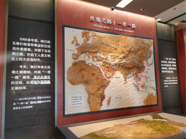 宣絨布加極窄型材展板，亞克力立體字