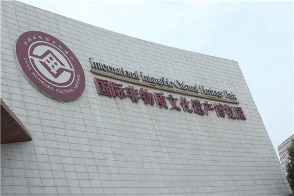 樓頂大型發(fā)光字制作安裝報(bào)價(jià)方案，可私咨詢哦