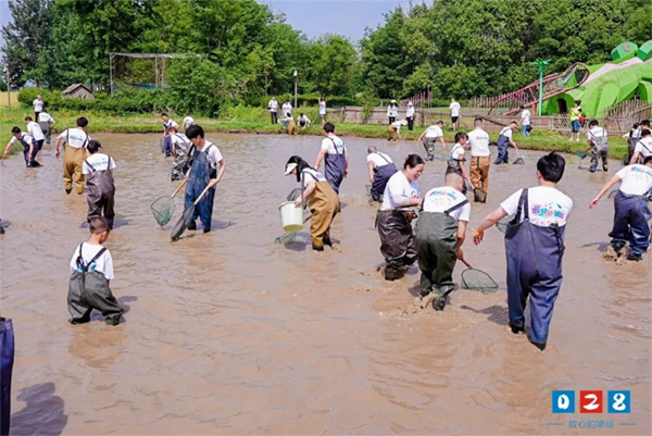 泥塘摸魚樂(lè)