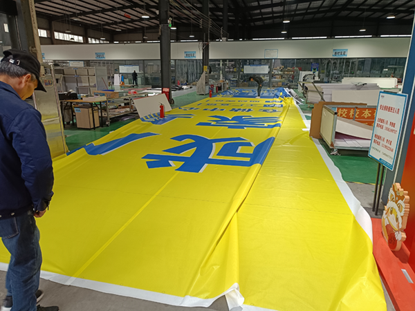 網(wǎng)格布噴繪效果怎么樣？制作工藝要點核心優(yōu)勢